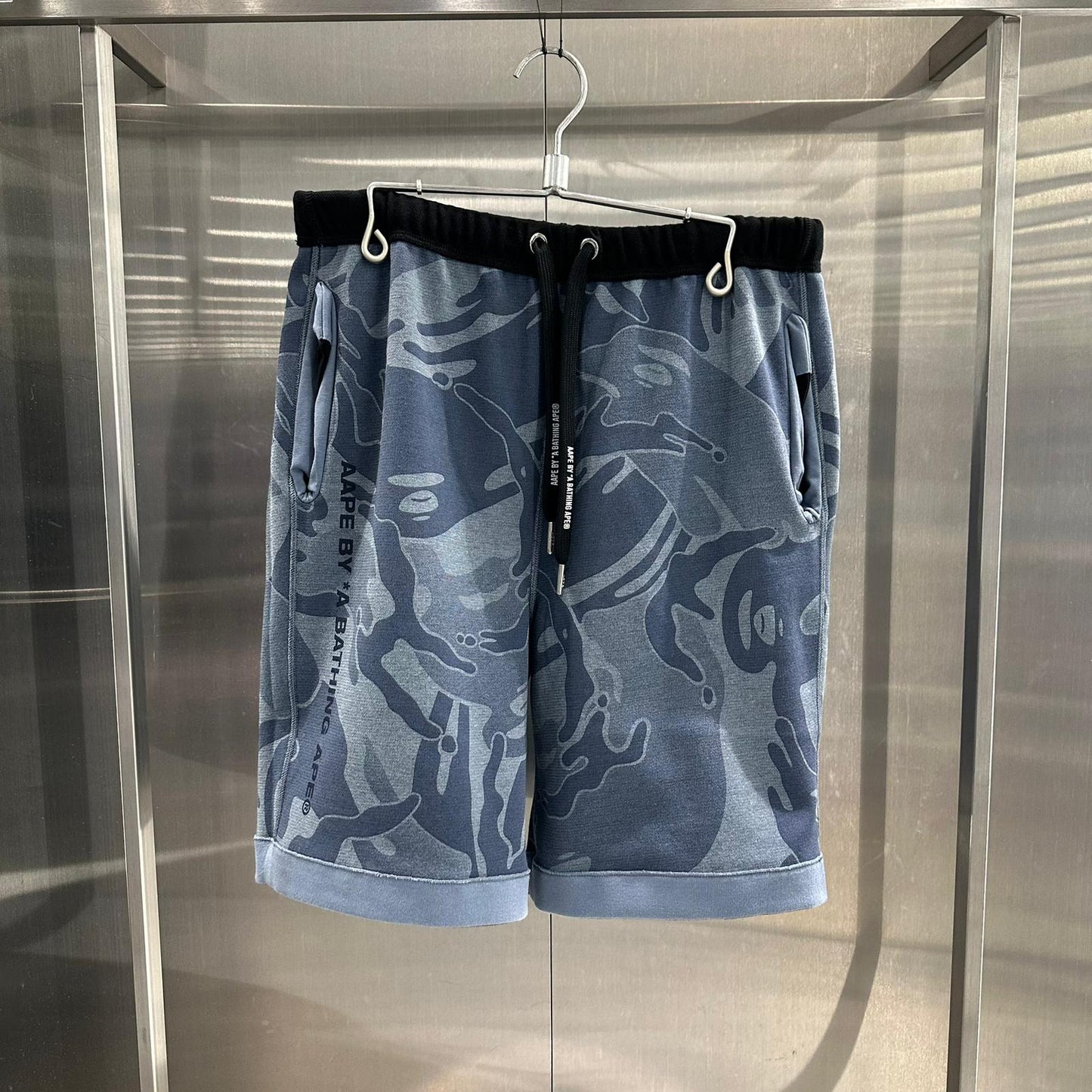 香港直郵 Aape 男裝 26春夏 爆裂紋字母猿人印花雙麵穿繫帶短褲C698