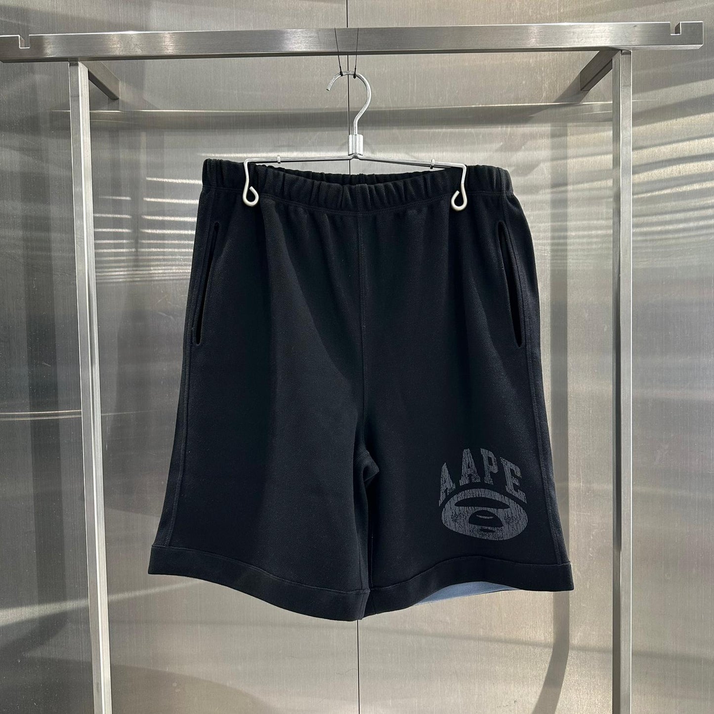 香港直郵 Aape 男裝 26春夏 爆裂紋字母猿人印花雙麵穿繫帶短褲C698