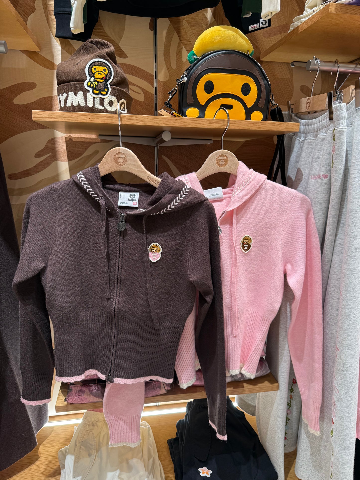 香港直郵 Aape 女装 26秋冬心型小狗猿人刺绣连帽拉链针织衫E360 AAPKNWE360XXR