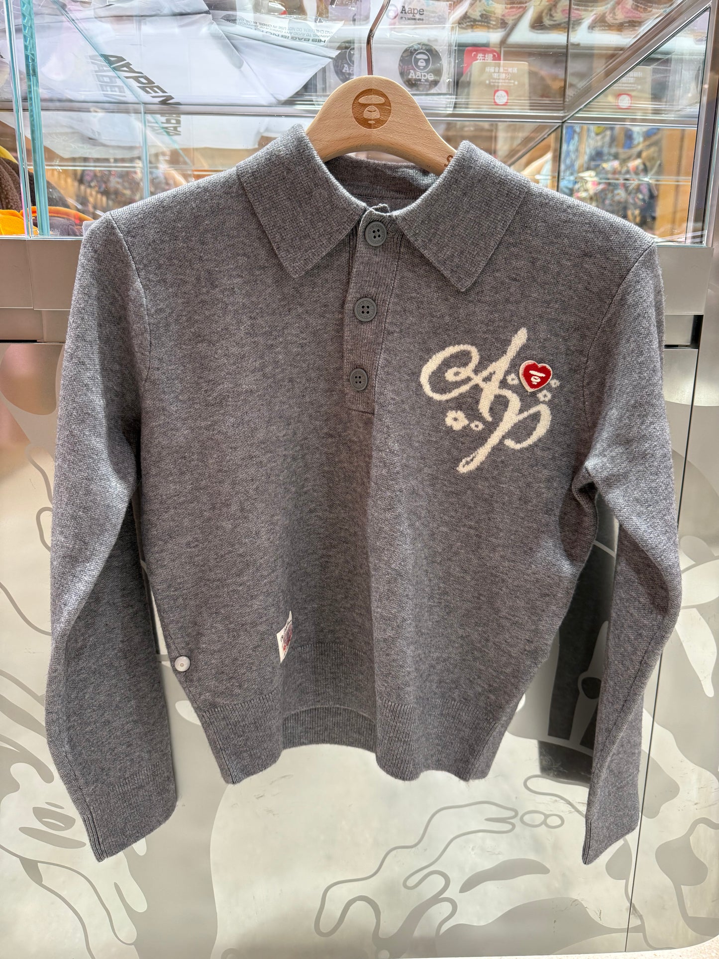 香港直郵 Aape 女裝 26 秋冬款 心形牙刷刺繡徽章短款 POLO 針織毛衣 E367 AAPKNWE367XXR