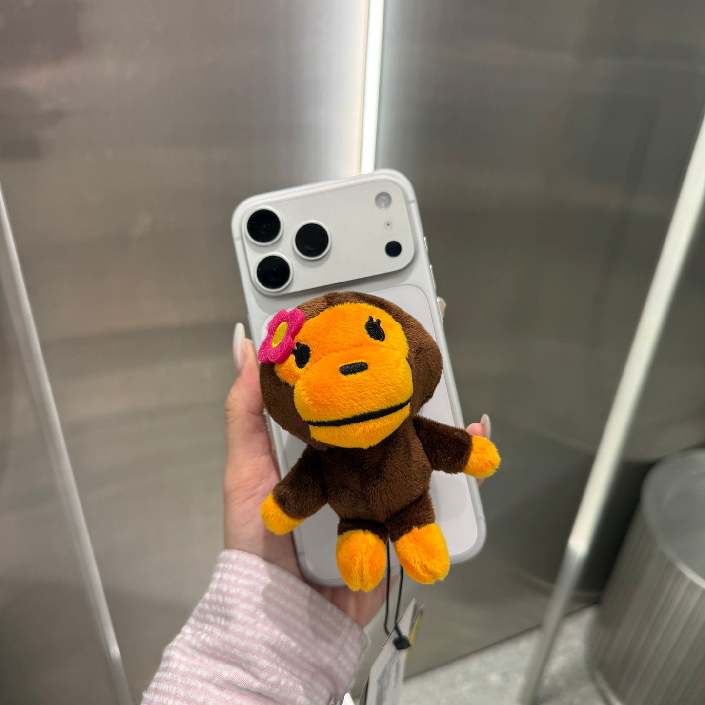 BABY MILO STORE 卡通毛絨小猴磁吸手機支架4641