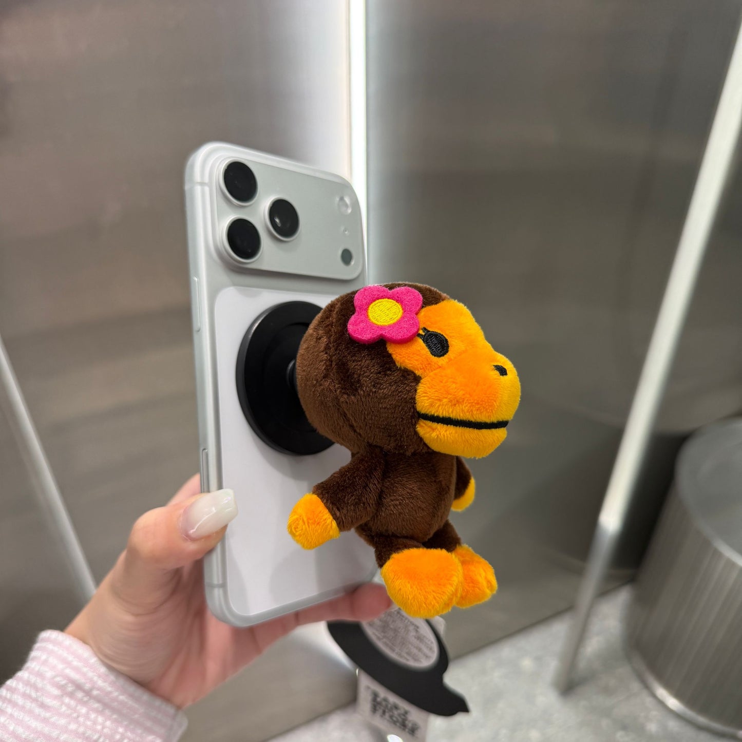 BABY MILO STORE 卡通毛絨小猴磁吸手機支架4641