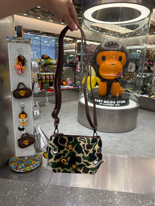 BABY MILO STORE  搖粒絨刺繡卡通動物迷彩斜背包4454