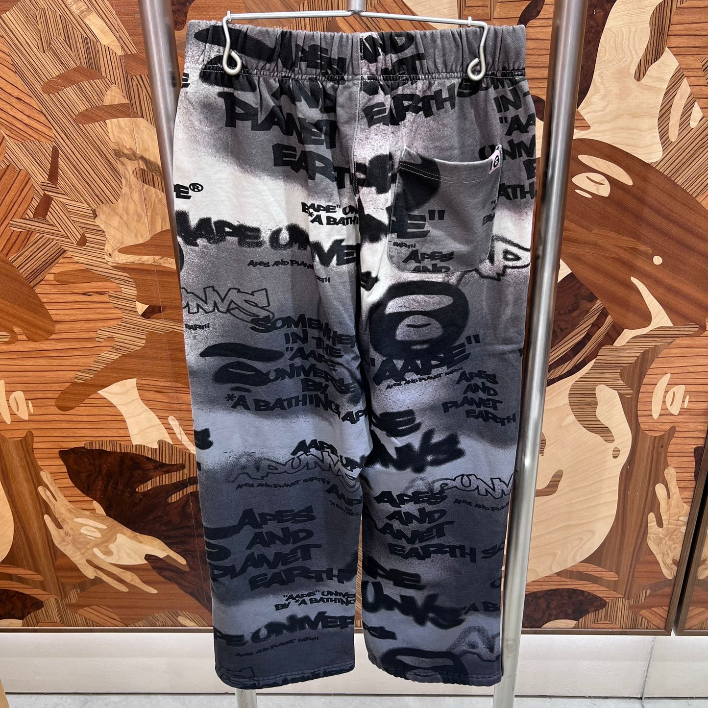 香港代購 專櫃正品 Aape 男裝 26春夏 AAPEUNVS 猿人字母塗鴉印花拼色休閒長褲D615