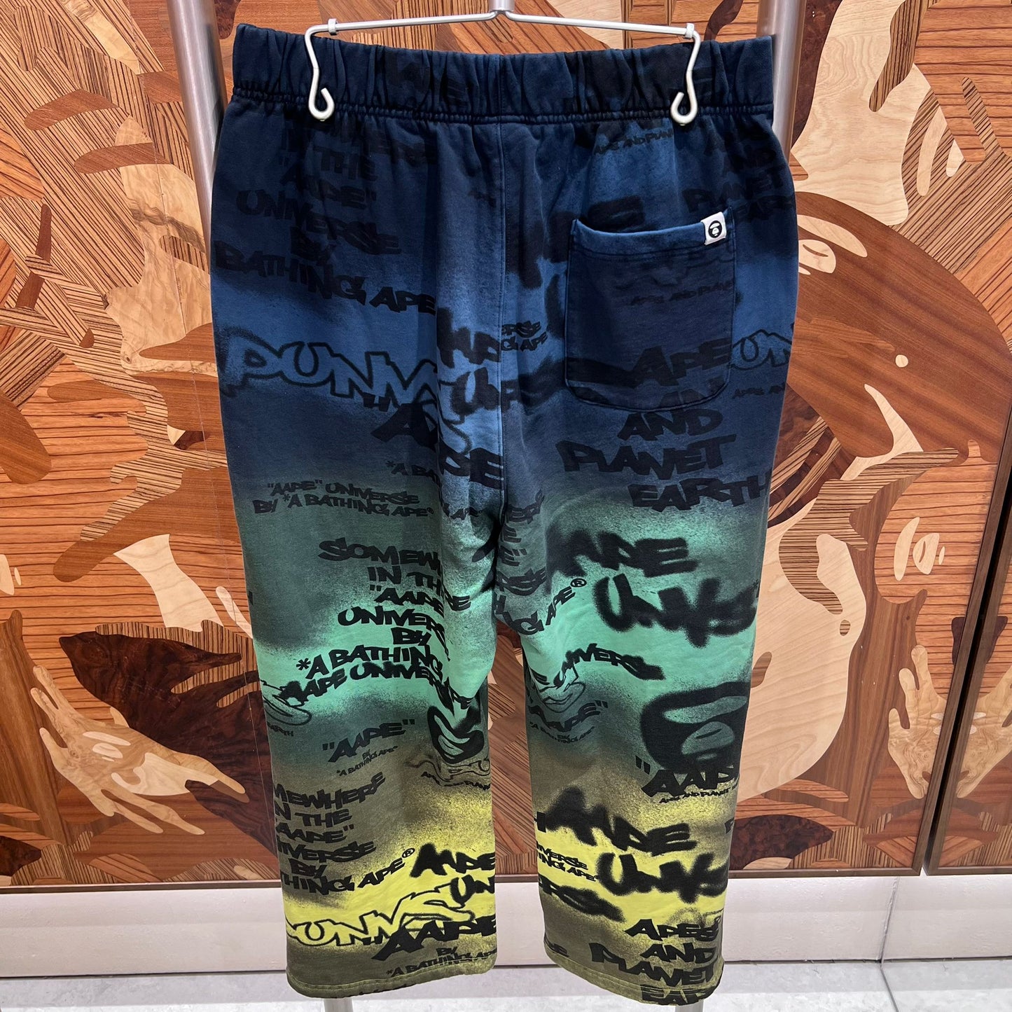 香港代購 專櫃正品 Aape 男裝 26春夏 AAPEUNVS 猿人字母塗鴉印花拼色休閒長褲D615