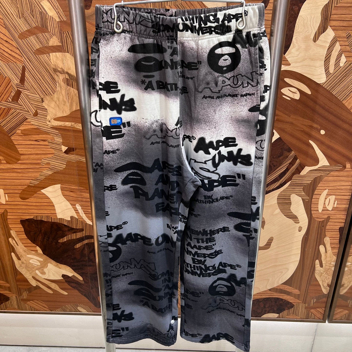 香港代購 專櫃正品 Aape 男裝 26春夏 AAPEUNVS 猿人字母塗鴉印花拼色休閒長褲D615