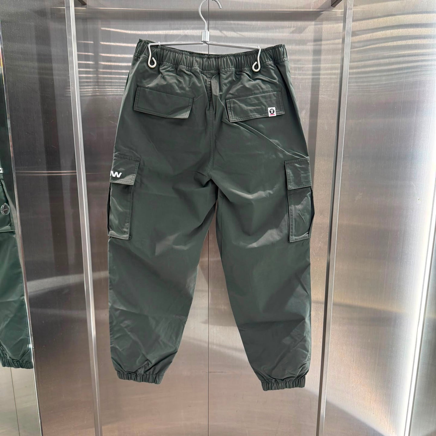 Aape 2026 秋冬 男裝秋冬小標徽章街頭機能傘兵工裝束腳長褲 D644 XXR
