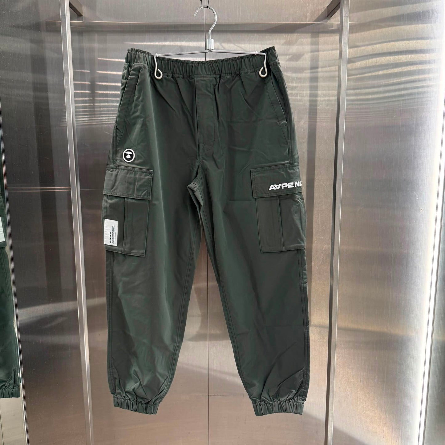 Aape 2026 秋冬 男裝秋冬小標徽章街頭機能傘兵工裝束腳長褲 D644 XXR
