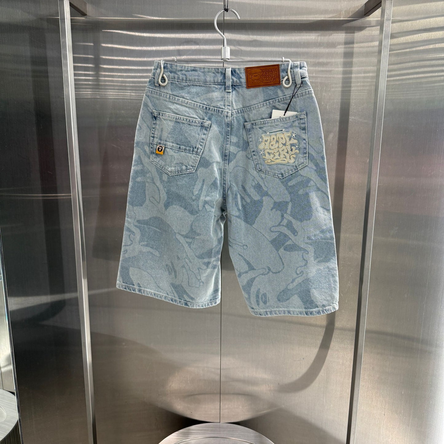 香港代購 專櫃正品 26春夏 Aape 女 猿人刺繡徽章潮流迷彩水洗做舊牛仔短褲D624