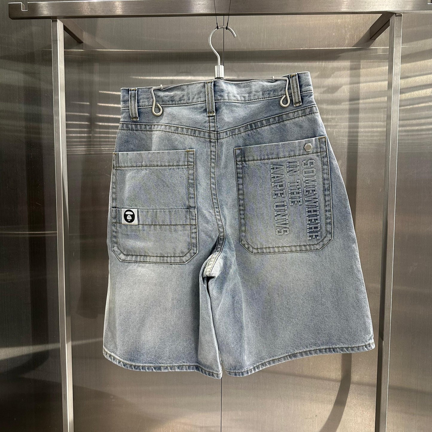 香港代購 專櫃正品 26春夏 Aape 男 刺繡徽章字母浮雕印花水洗做舊牛仔短褲 D603