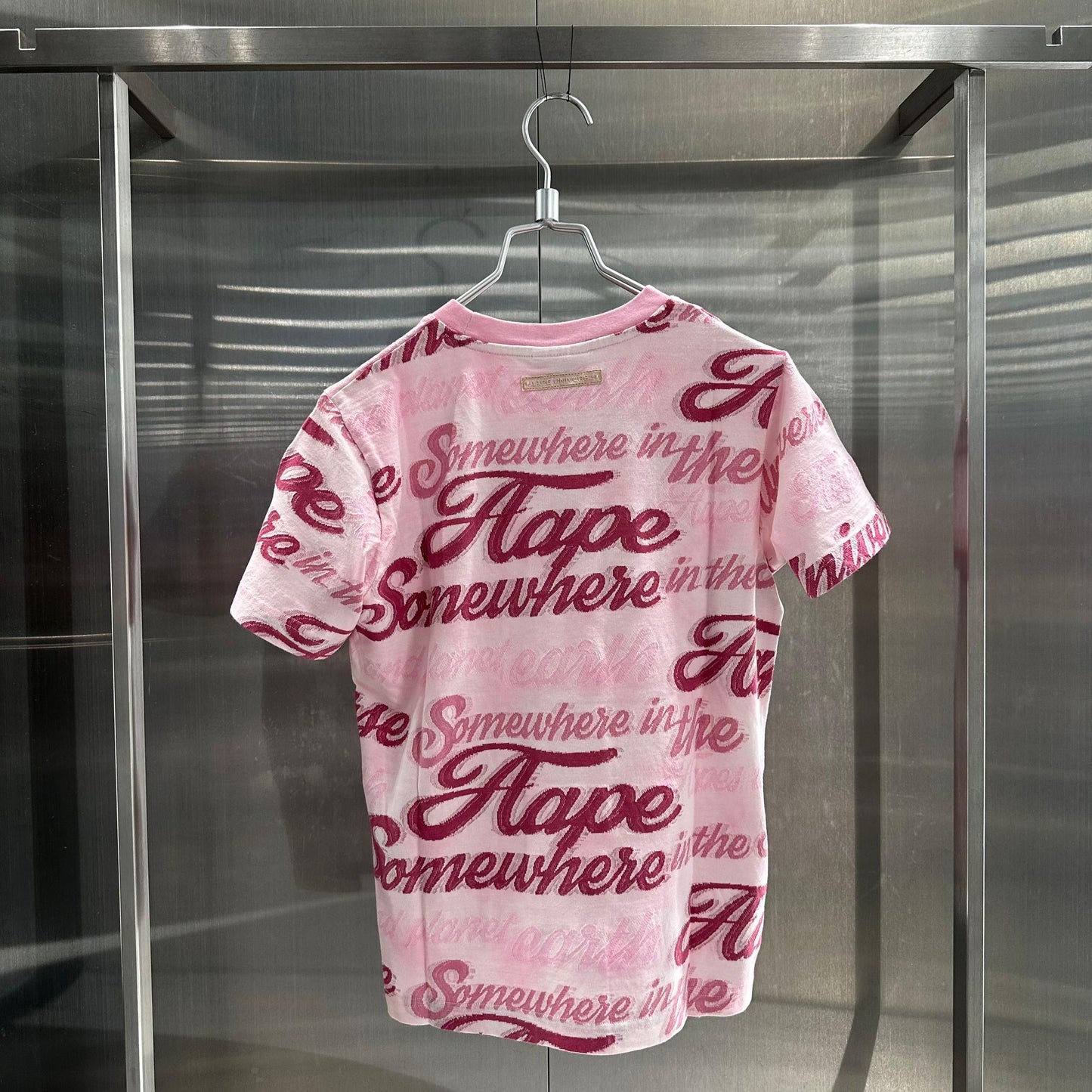 Aape 香港直郵 26春夏 女 AAPEUNVS 心型刺繡徽章字母滿印水洗漸變短袖T恤1898