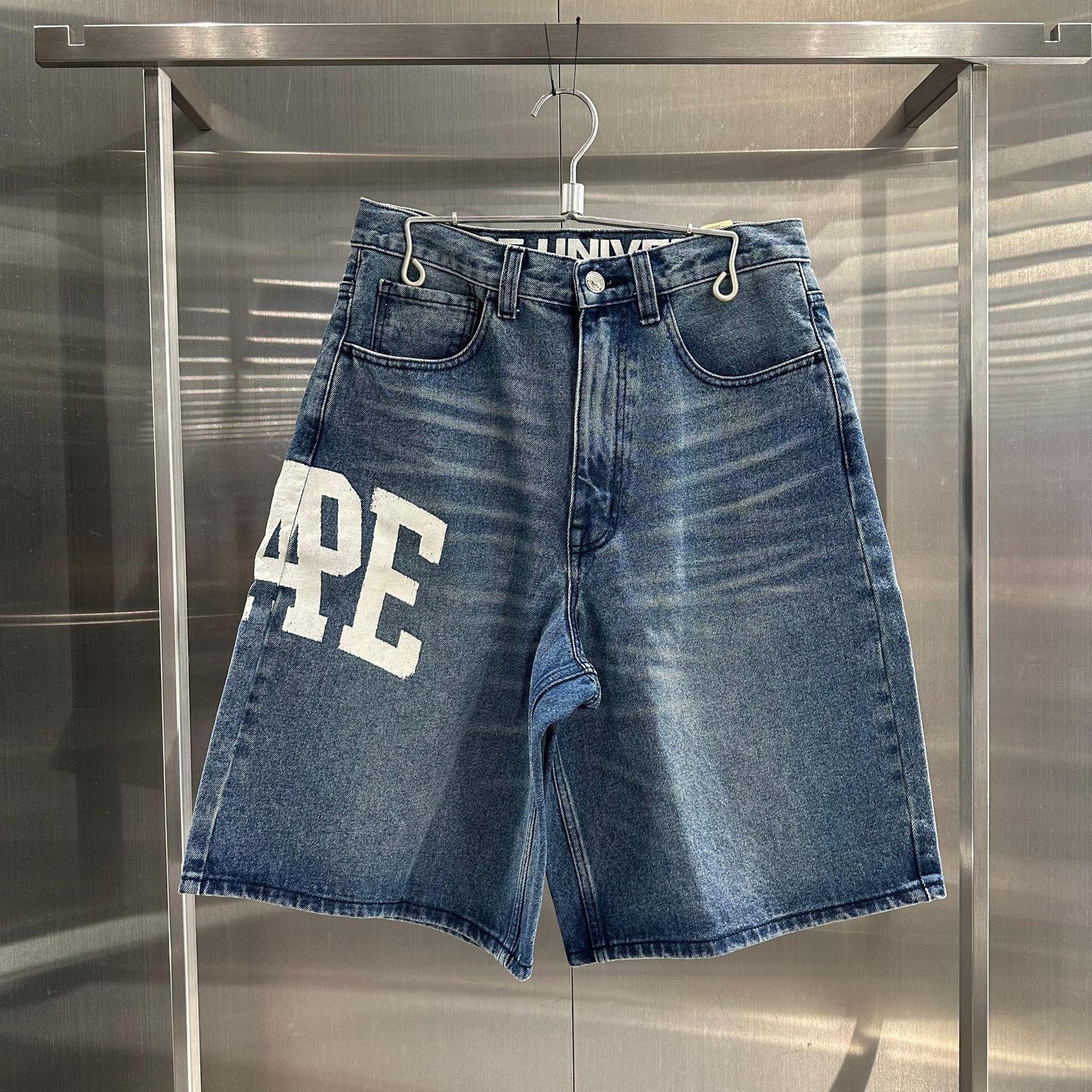 香港代購 專櫃正品 26春夏 Aape 男 AAPEUNVS 心標字母刺繡水洗做舊潮流牛仔短褲C690