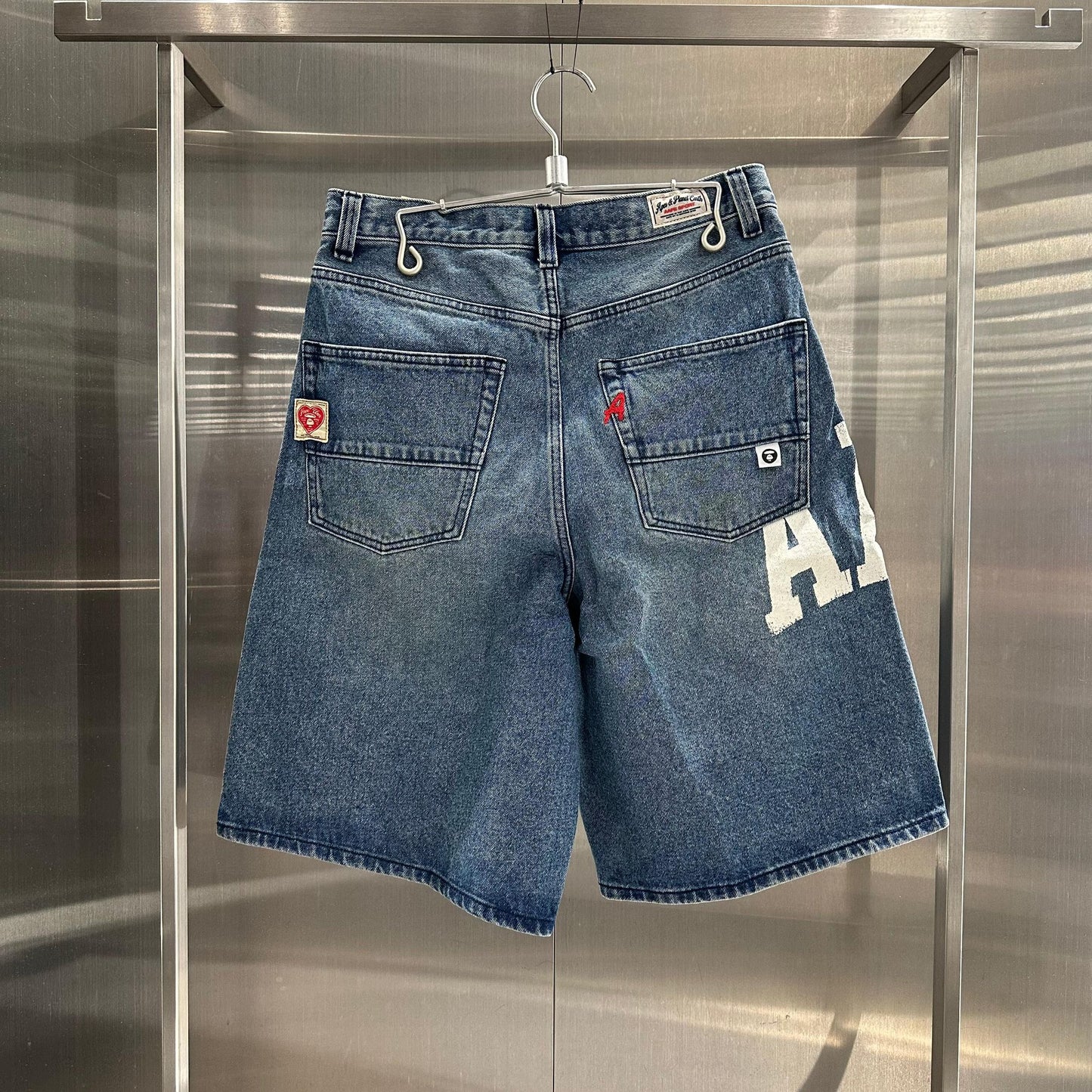 香港代購 專櫃正品 26春夏 Aape 男 AAPEUNVS 心標字母刺繡水洗做舊潮流牛仔短褲C690