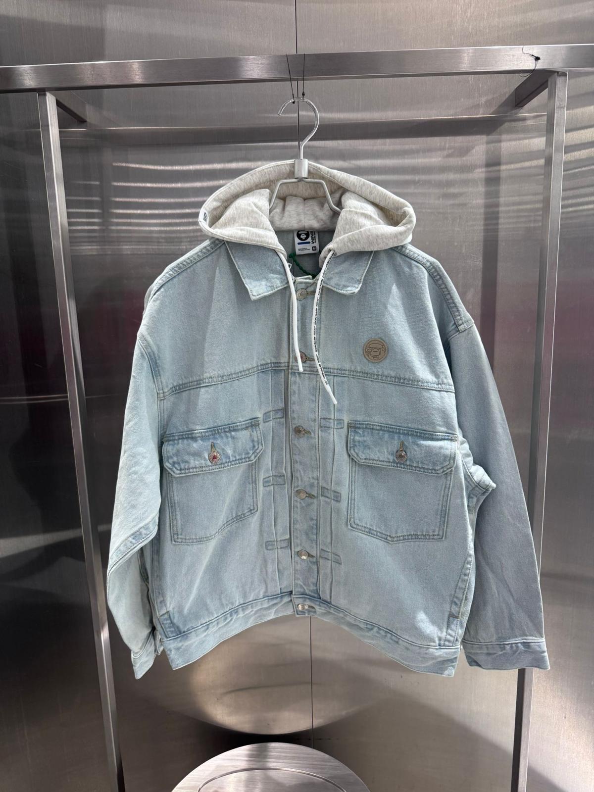 香港直郵 專櫃正品 Aape 26春夏 男 猿人徽章可拆卸帽水洗做舊牛仔夾克外套7766
