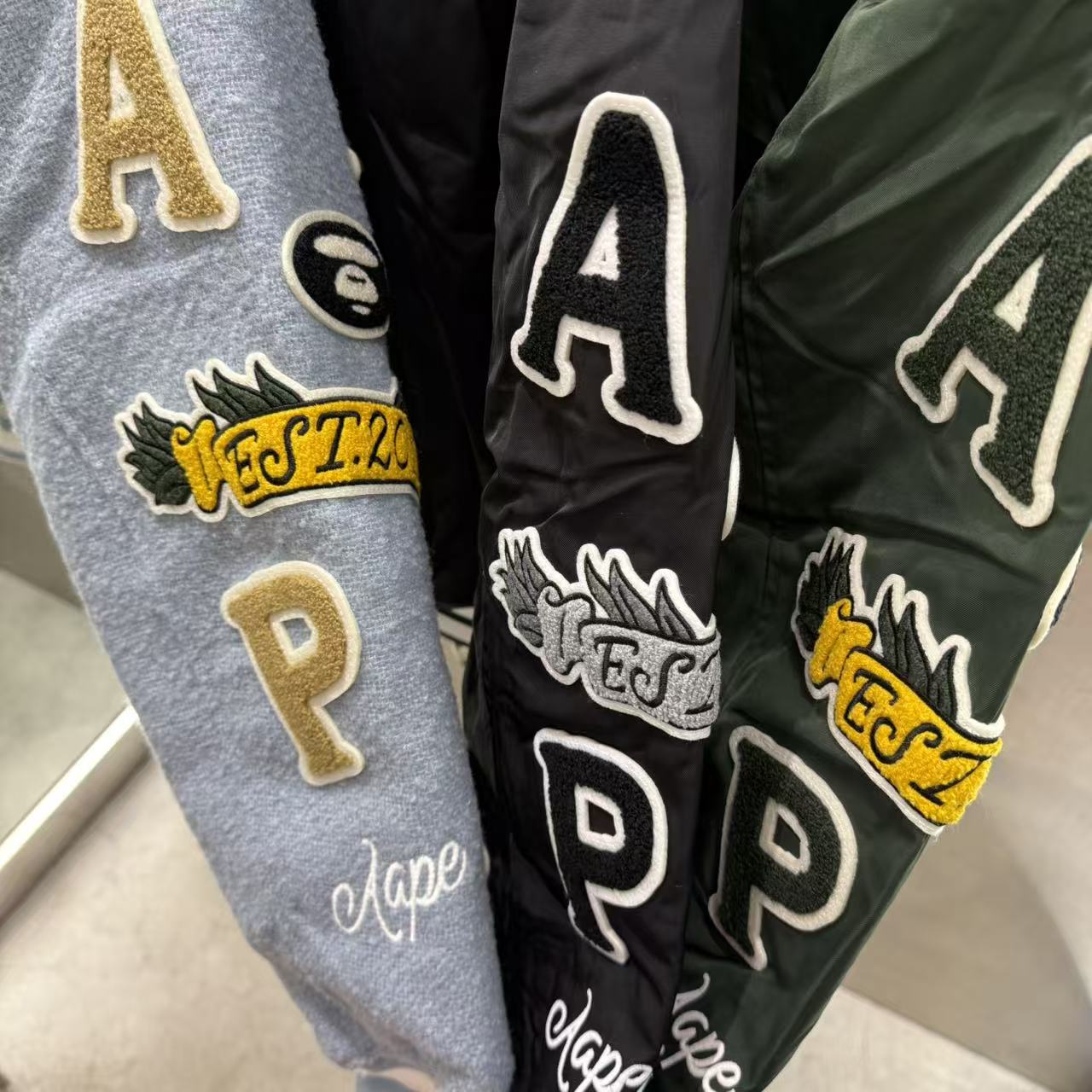 香港直郵 Aape 25秋冬 男 校園猿人徽章潮流棒球服夾克外套7742
