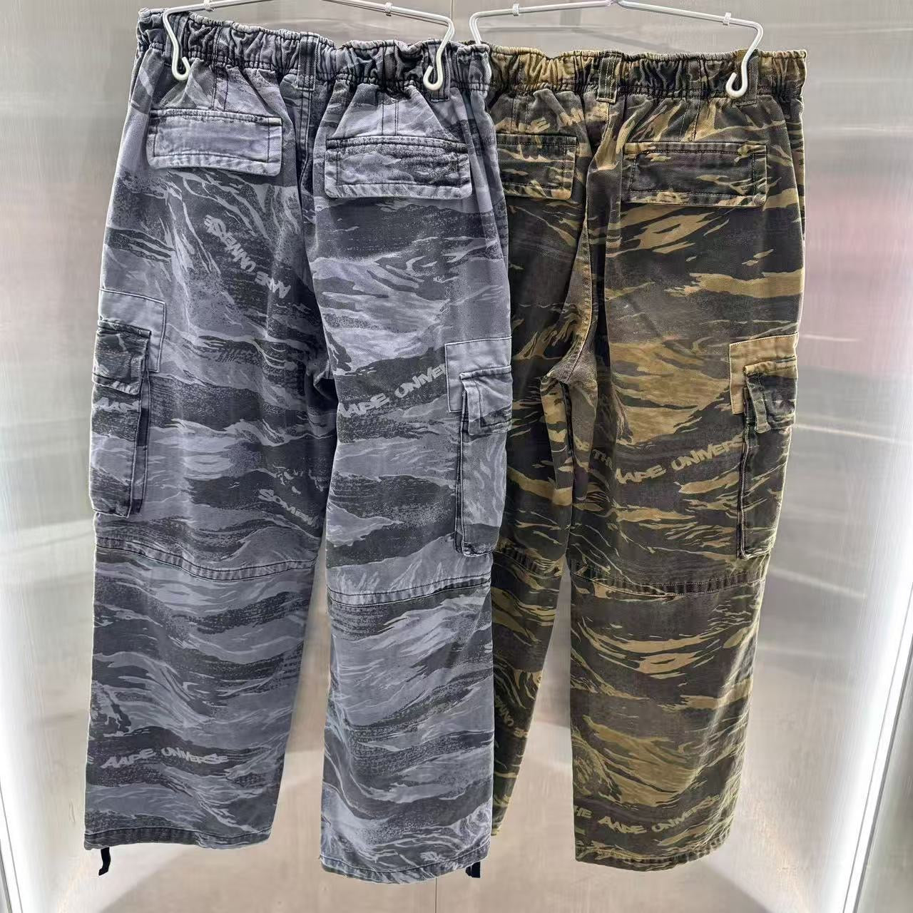 香港代購 專櫃正品 26春夏 Aape 男 AAPEUNVS 猿人徽章水洗做舊潮流迷彩工裝褲D611