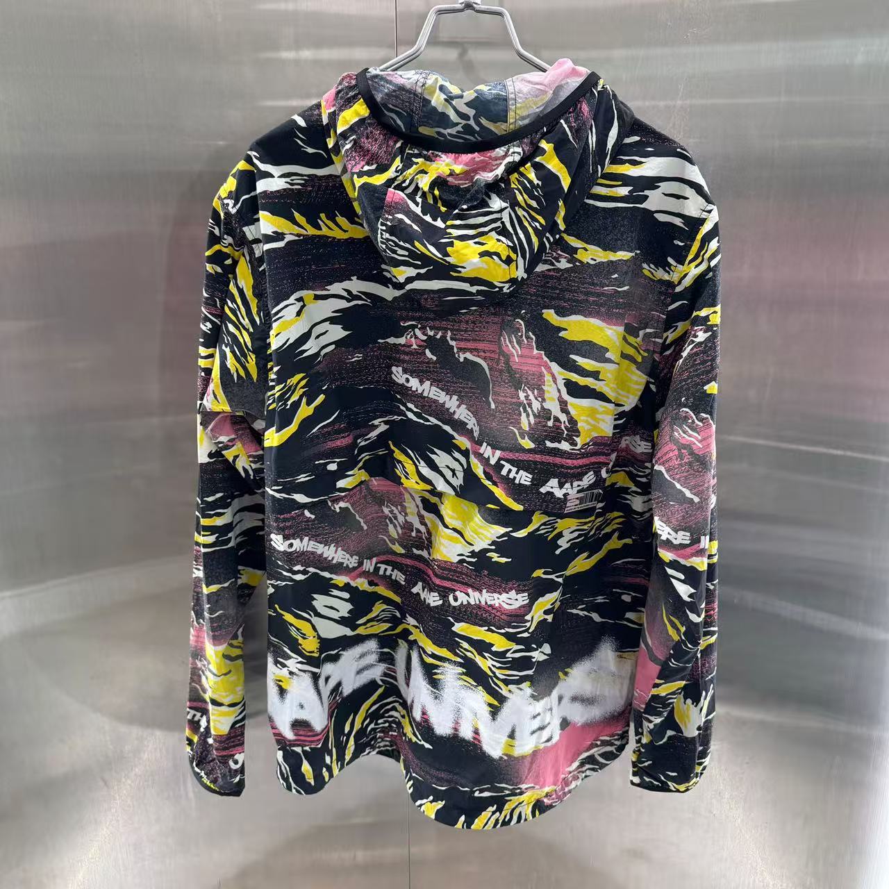 香港代購 專櫃正品 26春夏 Aape 男 AAPEUNVS 猿人徽章迷彩滿印潮流個性連帽夾克外套7776