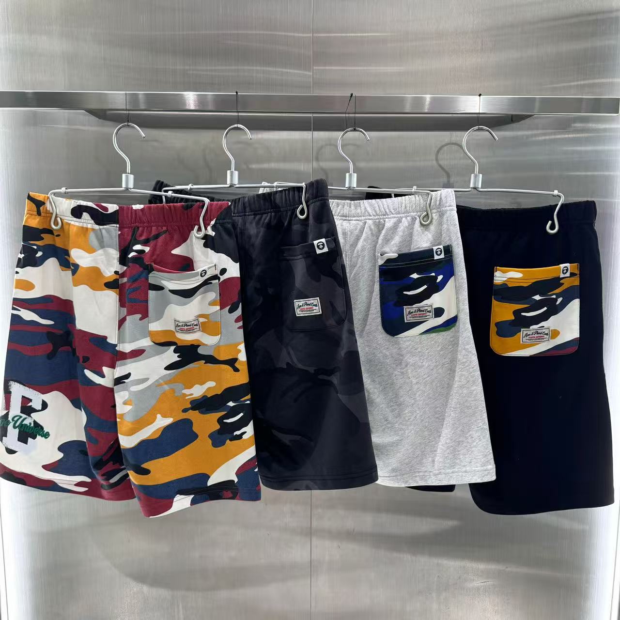 香港直郵 專櫃正品 Aape 26春夏 男 猿人徽章字母刺绣迷彩潮流舒适短裤C695