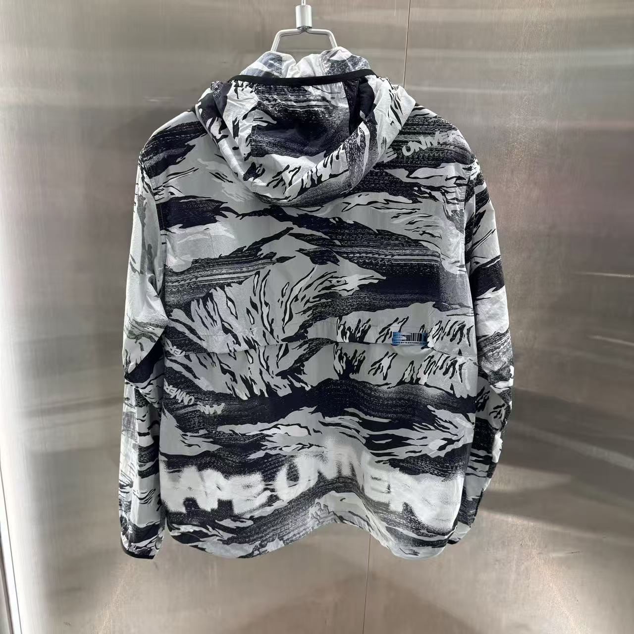 香港代購 專櫃正品 26春夏 Aape 男 AAPEUNVS 猿人徽章迷彩滿印潮流個性連帽夾克外套7776