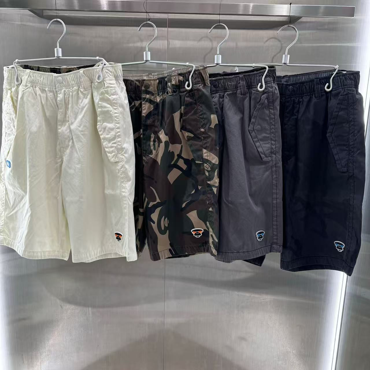 香港代購 專櫃正品 26春夏 Aape 男 AAPEUNVS 猿人徽章水洗做舊潮流迷彩工裝短褲D614