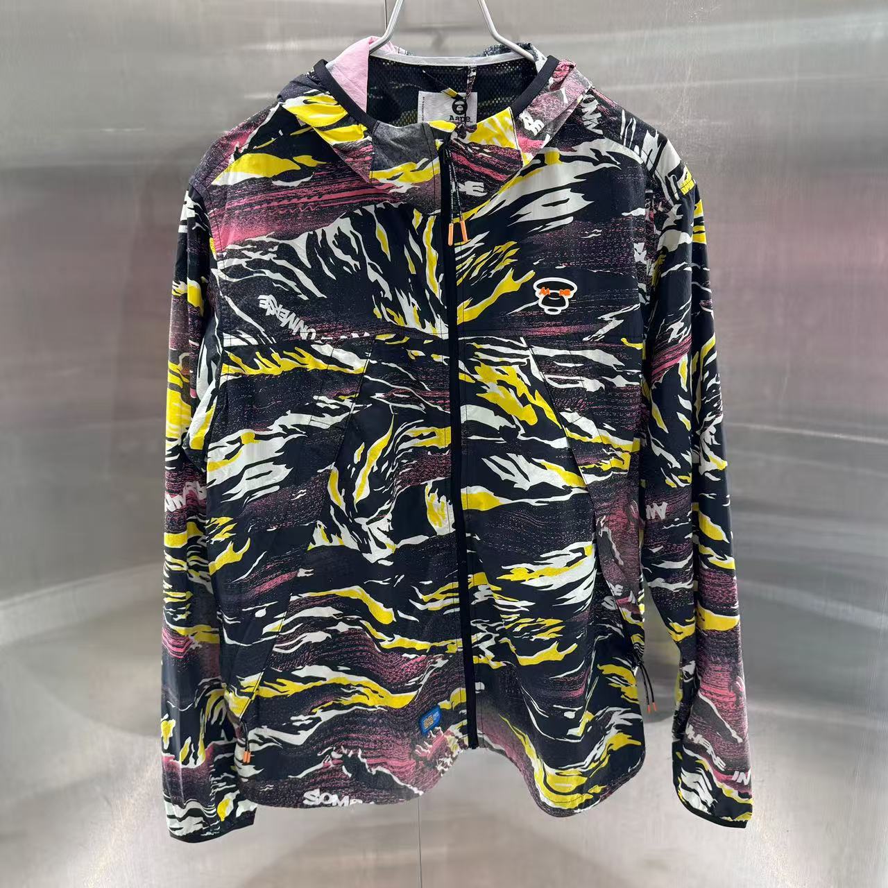 香港代購 專櫃正品 26春夏 Aape 男 AAPEUNVS 猿人徽章迷彩滿印潮流個性連帽夾克外套7776