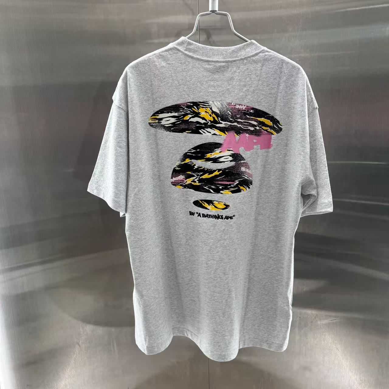 香港直郵 專櫃正品 Aape 26春夏 男 AAPEUNVS 迷彩猿人字母塗鴉潮流印花短袖T恤 1883