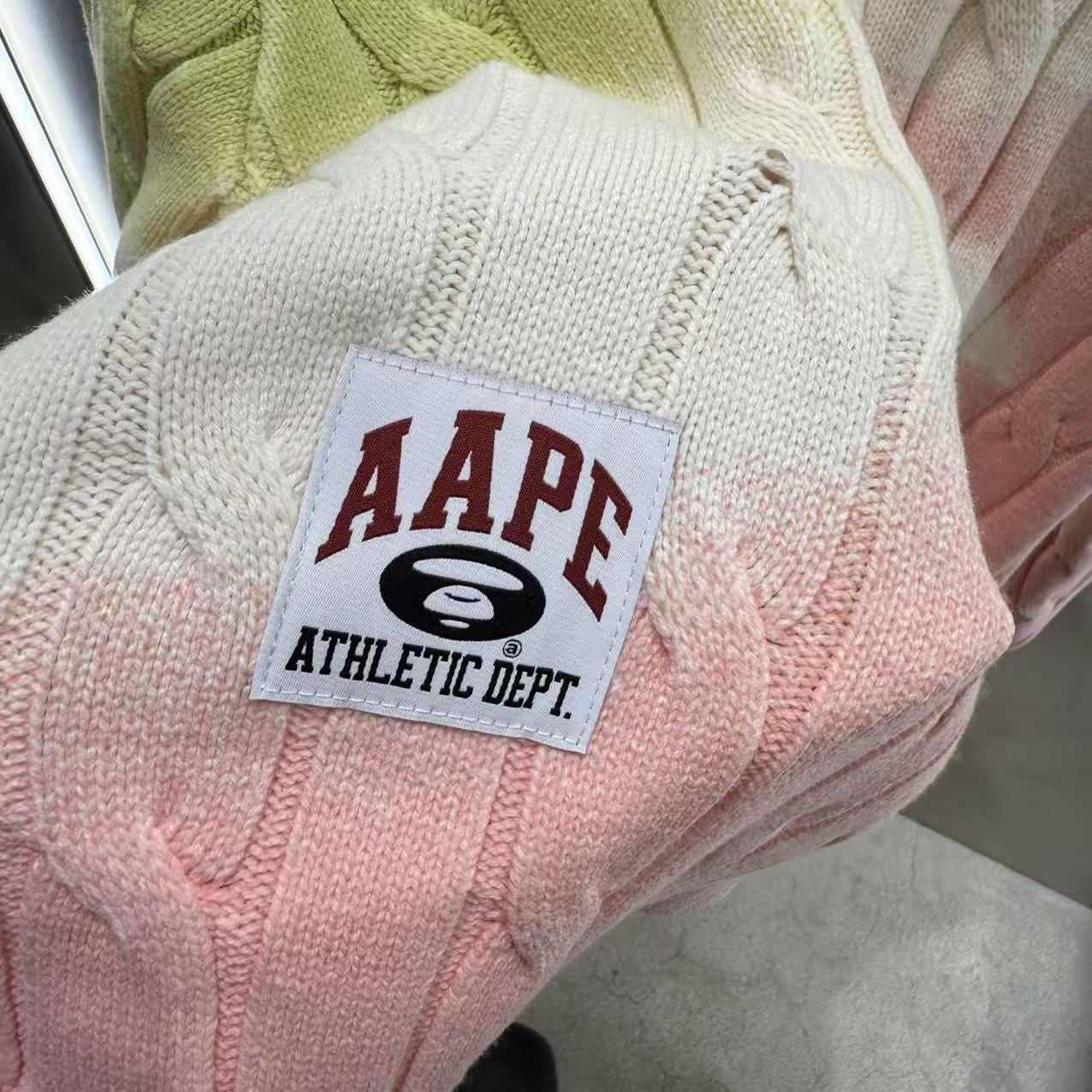 香港直郵 Aape 25秋冬 男 猿人刺繡撞色漸變麻花圓領針織衫D302