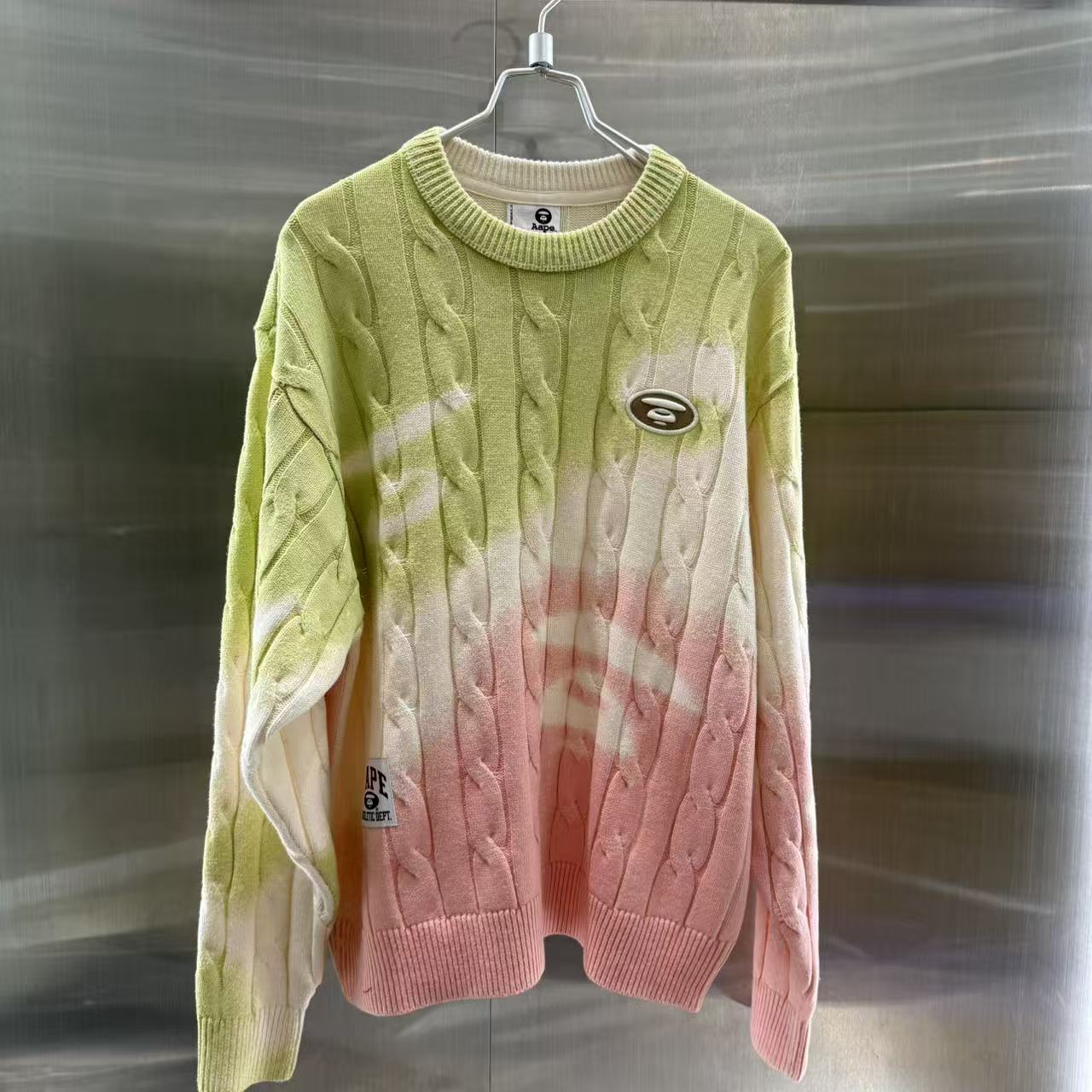 香港直郵 Aape 25秋冬 男 猿人刺繡撞色漸變麻花圓領針織衫D302