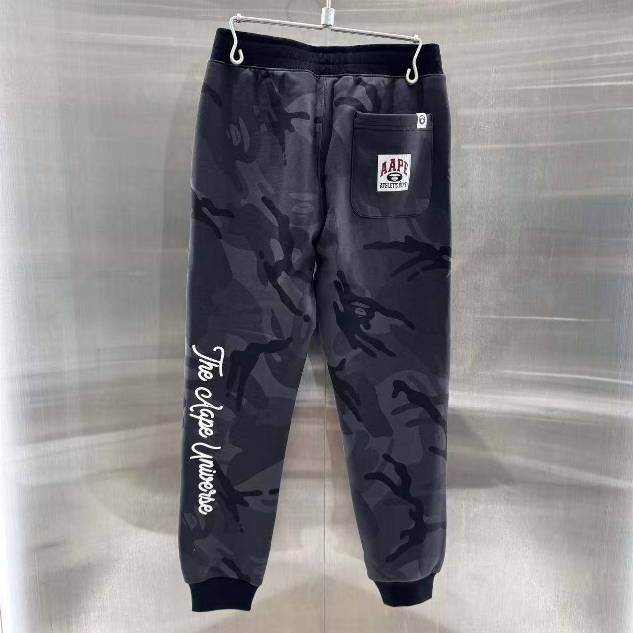 香港直郵 Aape 男裝 25秋冬猿人刺繡迷彩口袋潮流薄絨束腳褲C644