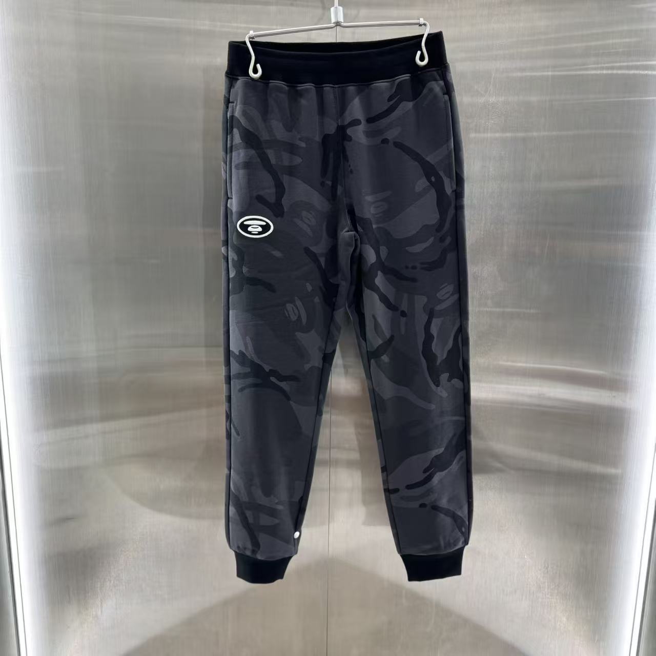 香港直郵 Aape 男裝 25秋冬猿人刺繡迷彩口袋潮流薄絨束腳褲C644