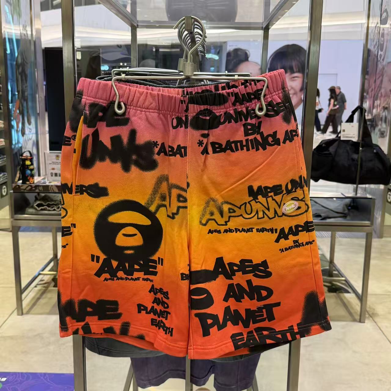 香港直郵 Aape 男裝 26春夏 AAPEUNVS 猿人字母塗鴉拼色街頭潮流個性短褲D618