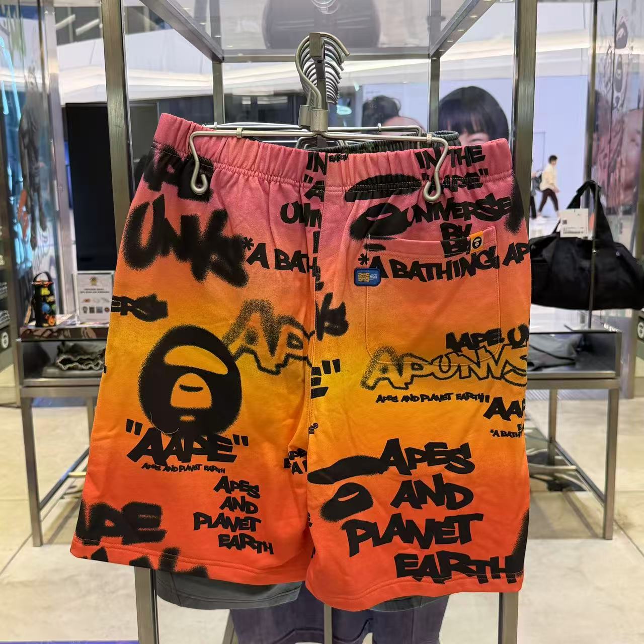 香港直郵 Aape 男裝 26春夏 AAPEUNVS 猿人字母塗鴉拼色街頭潮流個性短褲D618