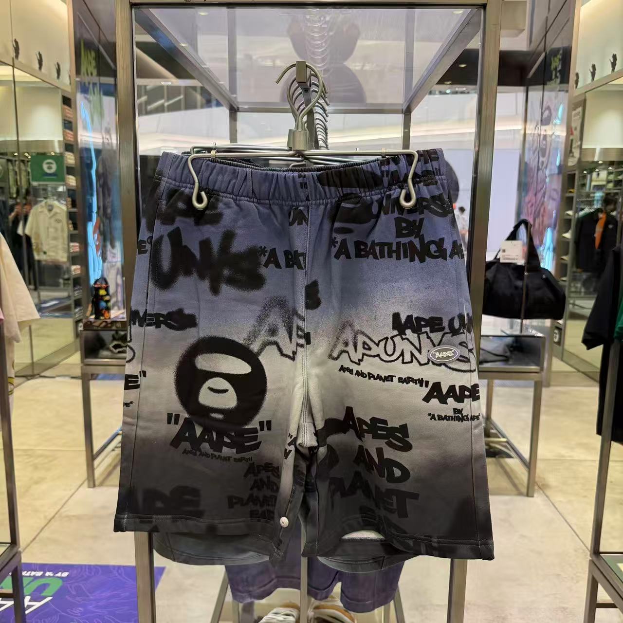 香港直郵 Aape 男裝 26春夏 AAPEUNVS 猿人字母塗鴉拼色街頭潮流個性短褲D618