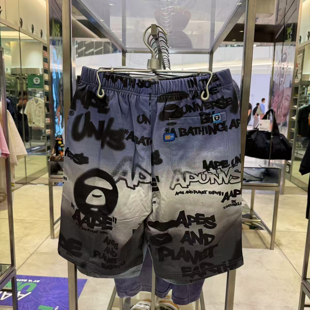 香港直郵 Aape 男裝 26春夏 AAPEUNVS 猿人字母塗鴉拼色街頭潮流個性短褲D618